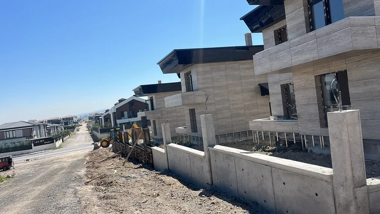 Villa çevresinde tamamlanan betonarme bahçe duvarı uygulaması