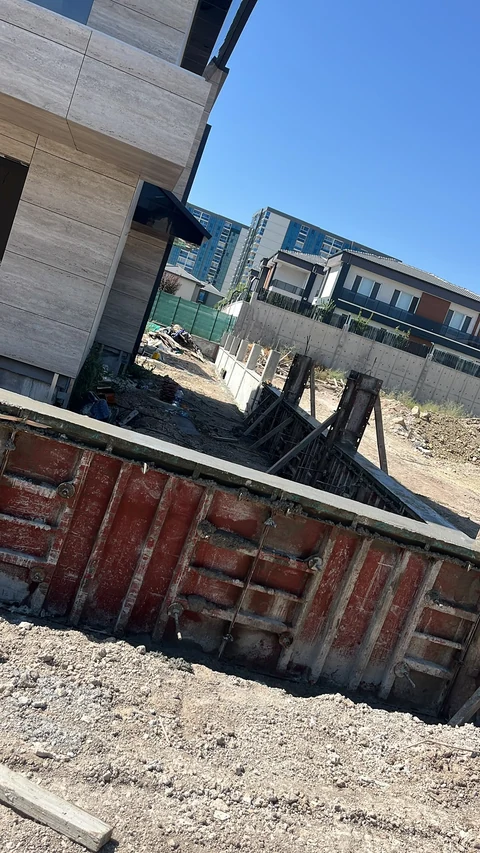 Betonarme duvar için kurulan kalıp sistemi