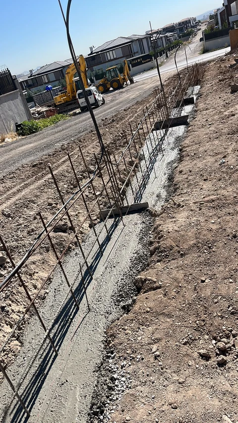 Bahçe duvarı temeli üzerinde demir donatı hazırlığı