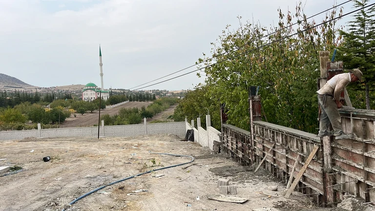 Uzun duvar hattında kalıp ve beton uygulaması