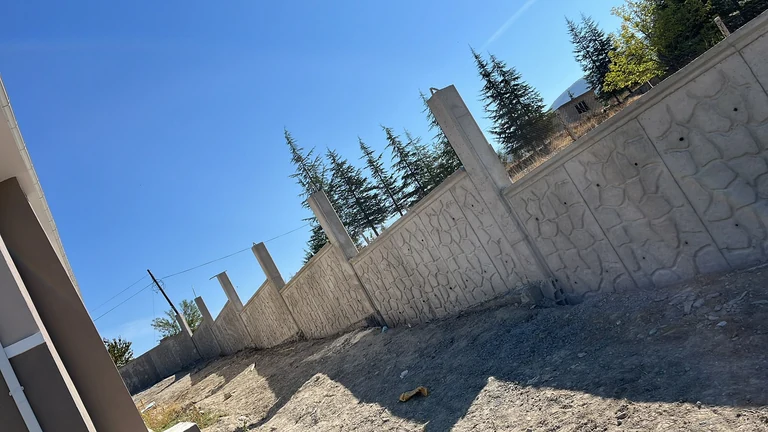 Taş desenli tamamlanmış bahçe duvarı